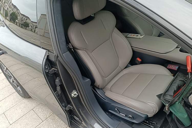 Used Lynk & Co Z10 2025 95 kWh 806 km Range Rear-Wheel Drive Advanced Driver-Assistance System Max Right Front Seat