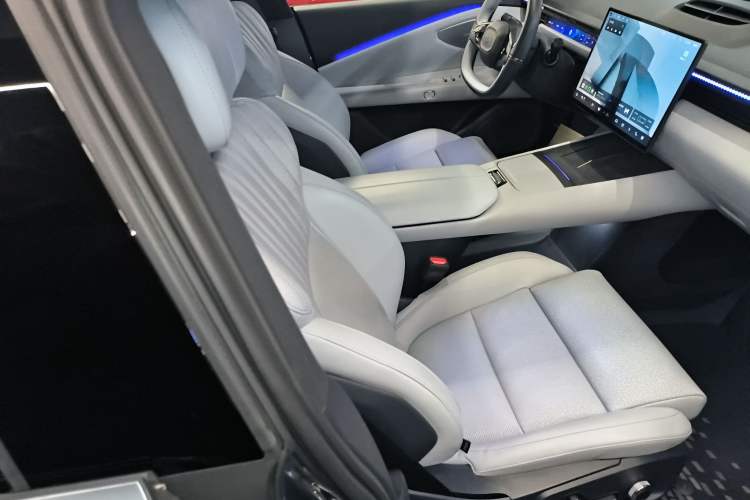 Used Lynk & Co Z10 2025 95 kWh 702 km All-Wheel Drive Intelligent Driving Ultra Right Front Seat