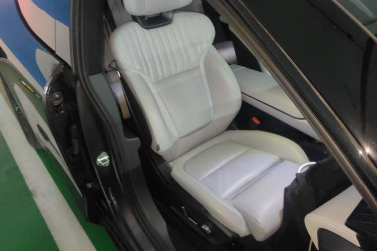 Used Lynk & Co Z10 2025 95 kWh 806 km Range Rear-Wheel Drive Advanced Driver-Assistance System Max Right Front Seat