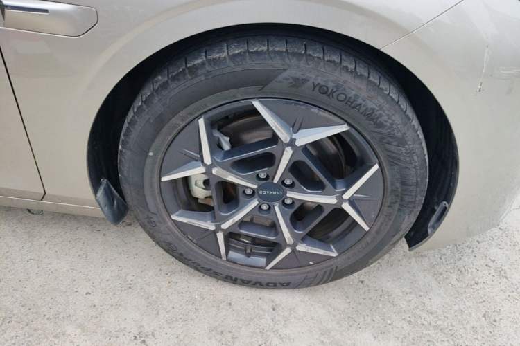 Used Lynk & Co Z10 2025 95 kWh 766 km Range Rear-Wheel Drive Max Right Front Wheel Hub