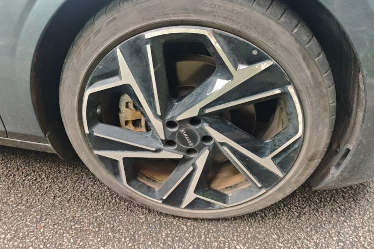 Used Lynk & Co Z10 2025 95 kWh 766 km Range Rear-Wheel Drive Max Right Front Wheel Hub