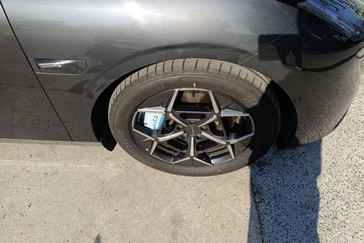 Used Lynk & Co Z10 2025 95 kWh 806 km Range Rear-Wheel Drive Advanced Driver-Assistance System Max Right Front Wheel Hub