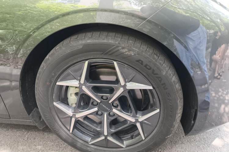 Used Lynk & Co Z10 2025 95 kWh 766 km Range Rear-Wheel Drive Max Right Front Wheel Hub