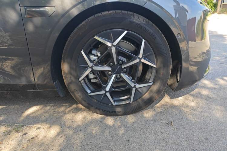 Used Lynk & Co Z10 2025 95 kWh 806 km Range Rear-Wheel Drive Advanced Driver-Assistance System Max Right Front Wheel Hub