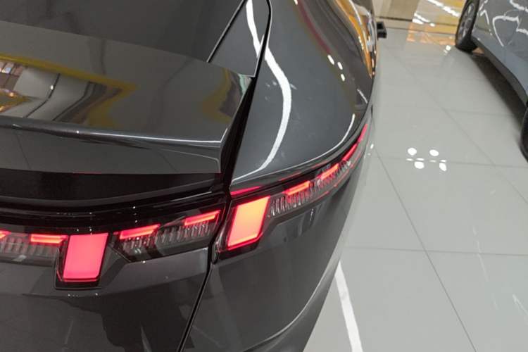 Used Lynk & Co Z10 2025 71 kWh 602 km Range Rear-Wheel Drive Pro Right Rear Taillight