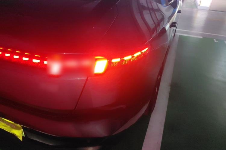 Used Lynk & Co Z10 2025 95 kWh 806 km Range Rear-Wheel Drive Advanced Driver-Assistance System Max Right Rear Taillight