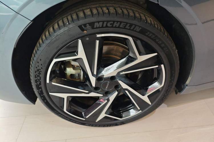 Used Lynk & Co Z10 2025 95 kWh 702 km All-Wheel Drive Intelligent Driving Ultra Right Rear Wheel Hub