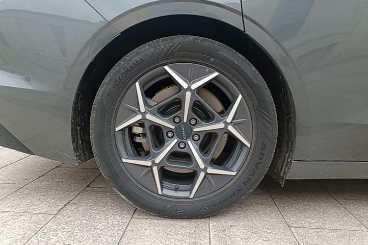 Used Lynk & Co Z10 2025 95 kWh 806 km Range Rear-Wheel Drive Advanced Driver-Assistance System Max Right Rear Wheel Hub