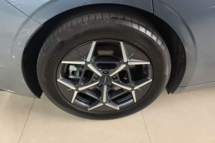 Used Lynk & Co Z10 2025 95 kWh 766 km Range Rear-Wheel Drive Max Right Rear Wheel Hub