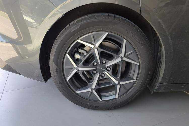 Used Lynk & Co Z10 2025 95 kWh 766 km Range Rear-Wheel Drive Max Right Rear Wheel Hub