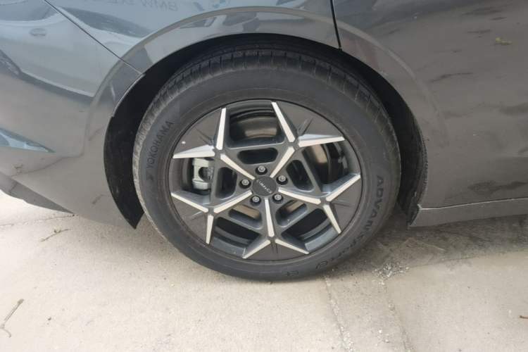 Used Lynk & Co Z10 2025 95 kWh 766 km Range Rear-Wheel Drive Max Right Rear Wheel Hub