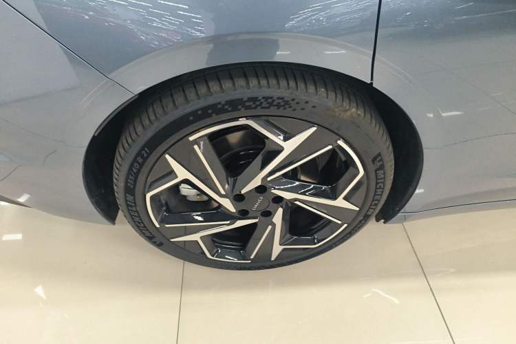 Used Lynk & Co Z10 2025 95 kWh 702 km All-Wheel Drive Intelligent Driving Ultra Right Rear Wheel Hub