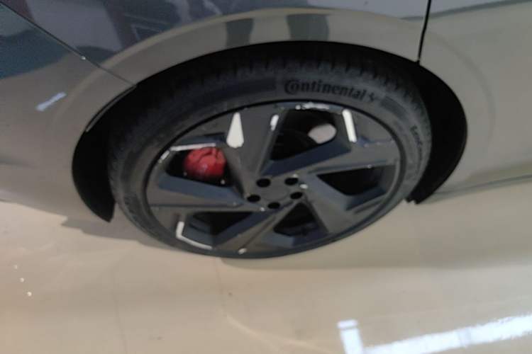 Used Lynk & Co Z10 2025 95 kWh 766 km Range Rear-Wheel Drive Max Right Rear Wheel Hub