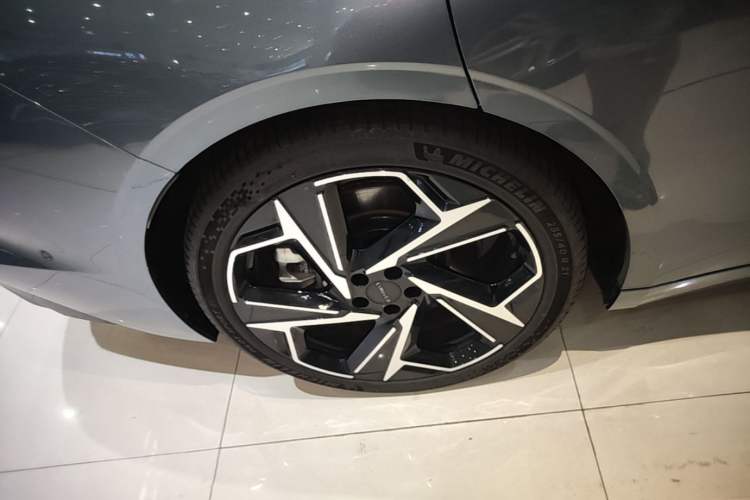 Used Lynk & Co Z10 2025 95 kWh 702 km All-Wheel Drive Intelligent Driving Ultra Right Rear Wheel Hub