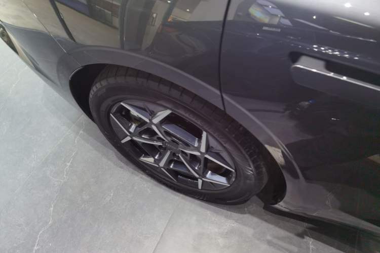 Used Lynk & Co Z10 2025 95 kWh 766 km Range Rear-Wheel Drive Max Right Rear Wheel Hub