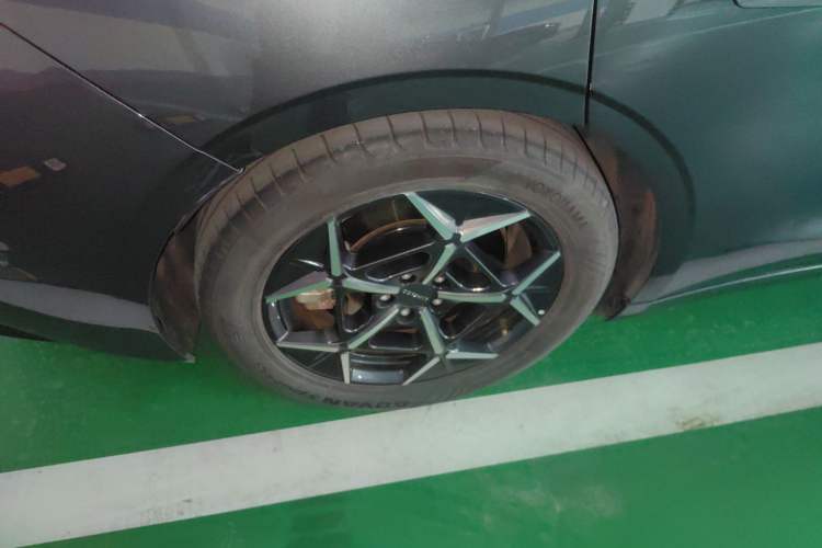 Used Lynk & Co Z10 2025 95 kWh 806 km Range Rear-Wheel Drive Advanced Driver-Assistance System Max Right Rear Wheel Hub