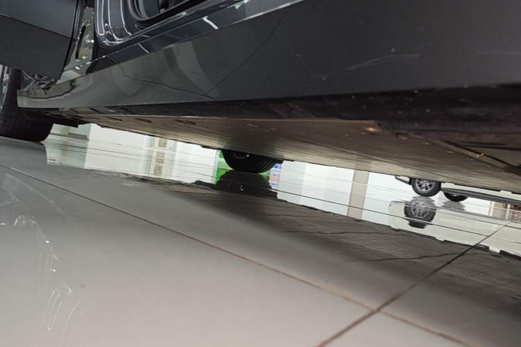 Used Lynk & Co Z10 2025 71 kWh 602 km Range Rear-Wheel Drive Pro Right Side Sill