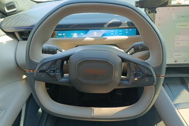 Used Lynk & Co Z10 2025 95 kWh 806 km Range Rear-Wheel Drive Advanced Driver-Assistance System Max Steering Wheel