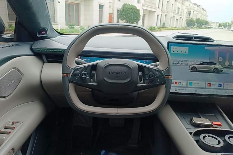 Used Lynk & Co Z10 2025 95 kWh 806 km Range Rear-Wheel Drive Advanced Driver-Assistance System Max Steering Wheel