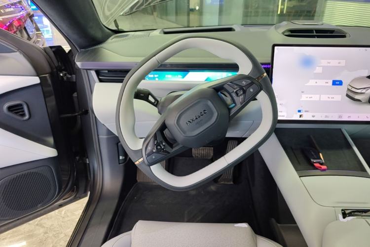 Used Lynk & Co Z10 2025 95 kWh 766 km Range Rear-Wheel Drive Max Steering Wheel