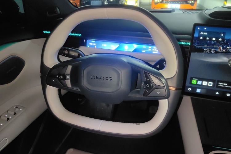 Used Lynk & Co Z10 2025 95 kWh 806 km Range Rear-Wheel Drive Advanced Driver-Assistance System Max Steering Wheel