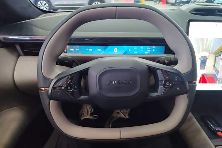 Used Lynk & Co Z10 2025 95 kWh 766 km Range Rear-Wheel Drive Max Steering Wheel