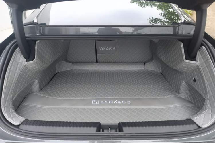Used Lynk & Co Z10 2025 95 kWh 766 km Range Rear-Wheel Drive Max Trunk