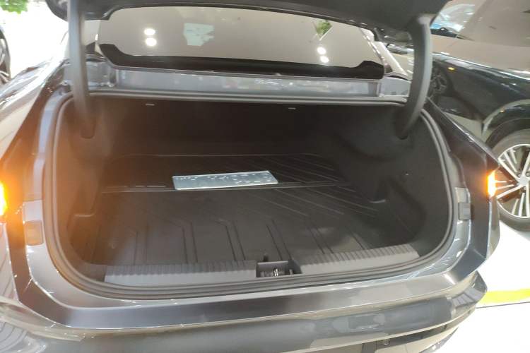 Used Lynk & Co Z10 2025 95 kWh 766 km Range Rear-Wheel Drive Max Trunk