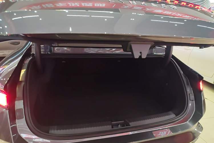 Used Lynk & Co Z10 2025 95 kWh 766 km Range Rear-Wheel Drive Max Trunk