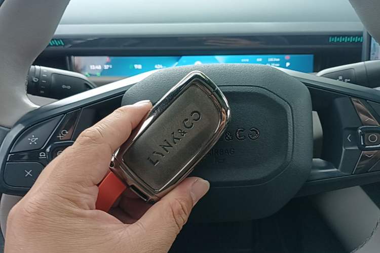 Used Lynk & Co Z10 2025 95 kWh 806 km Range Rear-Wheel Drive Advanced Driver-Assistance System Max Vehicle Key