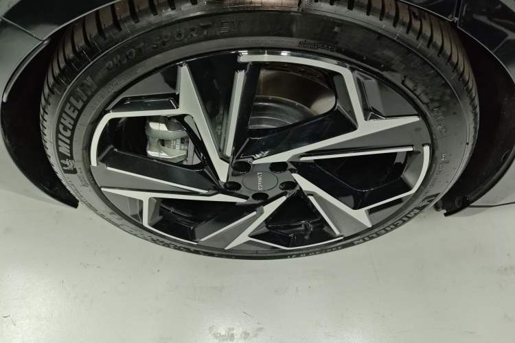 Used Lynk & Co Z10 2025 95 kWh 702 km All-Wheel Drive Intelligent Driving Ultra Exterior 8