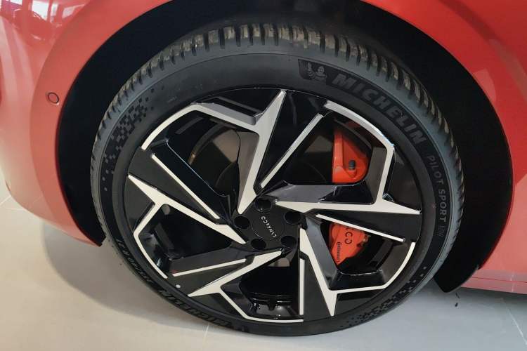 Used Lynk & Co Z10 2025 95 kWh 702 km All-Wheel Drive Intelligent Driving Ultra Left Front Wheel Hub