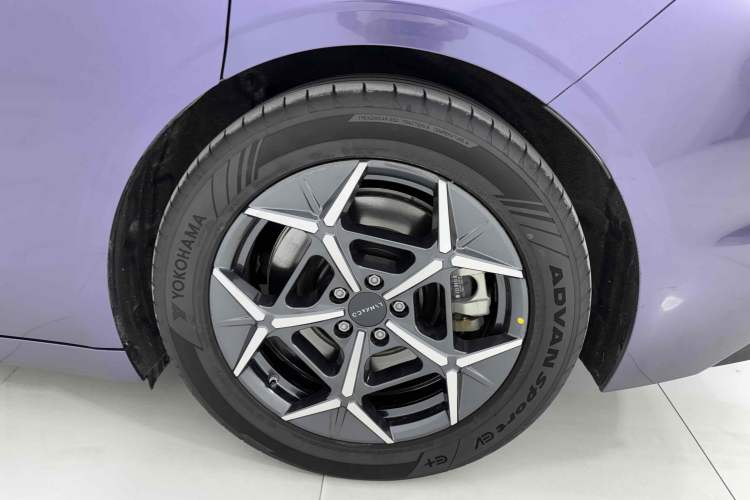 Used Lynk & Co Z10 2025 95 kWh 806 km Range Rear-Wheel Drive Advanced Driver-Assistance System Max Exterior 8