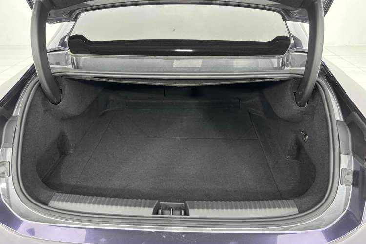 Used Lynk & Co Z10 2025 95 kWh 806 km Range Rear-Wheel Drive Advanced Driver-Assistance System Max Interior 1