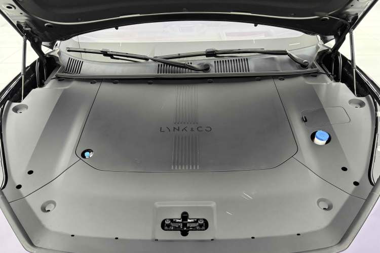 Used Lynk & Co Z10 2025 95 kWh 806 km Range Rear-Wheel Drive Advanced Driver-Assistance System Max Interior 2