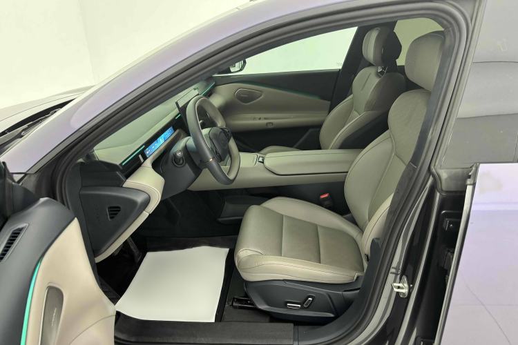 Used Lynk & Co Z10 2025 95 kWh 806 km Range Rear-Wheel Drive Advanced Driver-Assistance System Max Interior 6