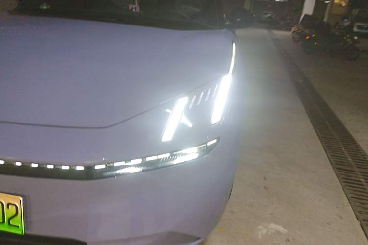 Used Lynk & Co Z10 2025 95 kWh 766 km Range Rear-Wheel Drive Max Left Front Headlight