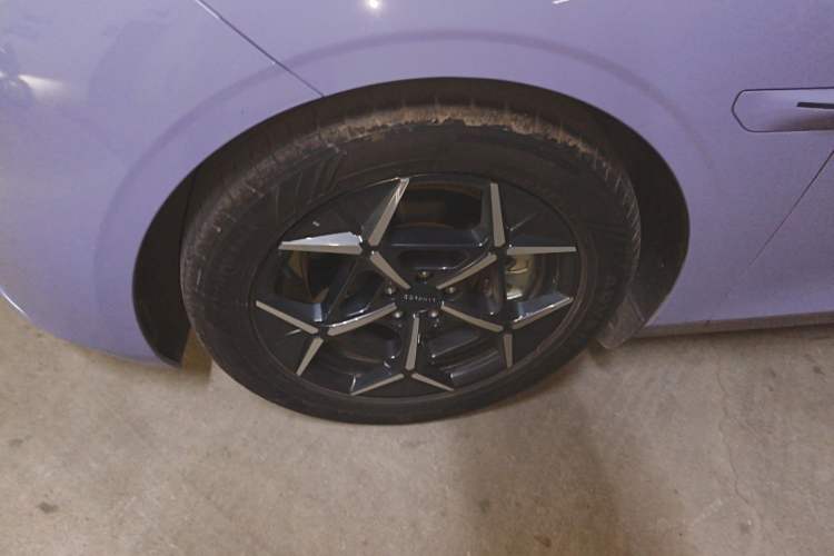 Used Lynk & Co Z10 2025 95 kWh 766 km Range Rear-Wheel Drive Max Left Front Wheel Hub