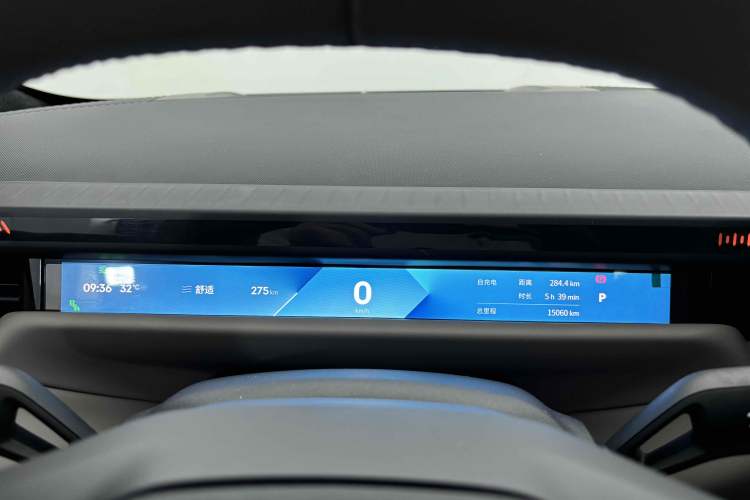 Used Lynk & Co Z10 2025 95 kWh 806 km Range Rear-Wheel Drive Advanced Driver-Assistance System Max Odometer Close Up