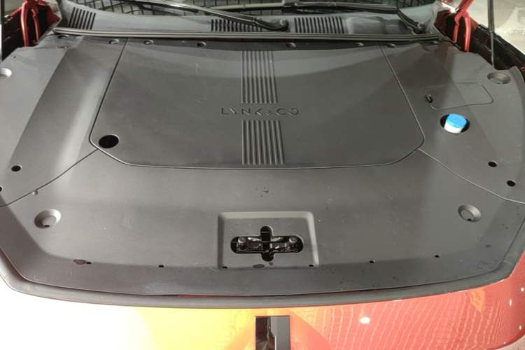 Used Lynk & Co Z10 2025 95 kWh 766 km Range Rear-Wheel Drive Max Engine Bay