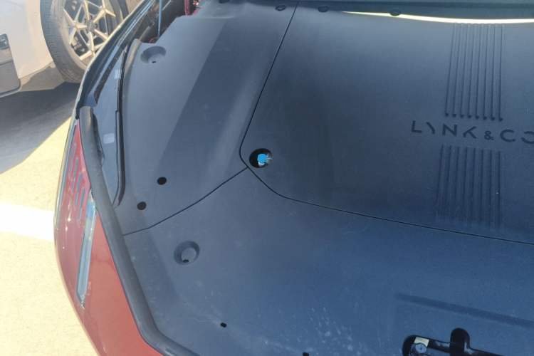 Used Lynk & Co Z10 2025 95 kWh 806 km Range Rear-Wheel Drive Advanced Driver-Assistance System Max Engine Bay Right