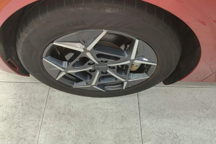 Used Lynk & Co Z10 2025 95 kWh 766 km Range Rear-Wheel Drive Max Left Front Wheel Hub