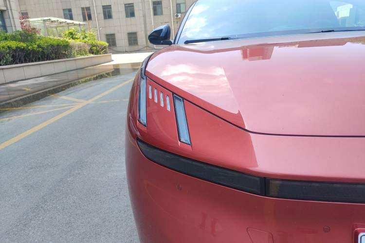 Used Lynk & Co Z10 2025 95 kWh 806 km Range Rear-Wheel Drive Advanced Driver-Assistance System Max Right Front Headlight