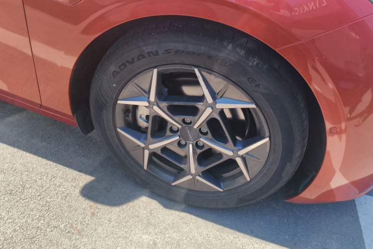Used Lynk & Co Z10 2025 95 kWh 806 km Range Rear-Wheel Drive Advanced Driver-Assistance System Max Right Front Wheel Hub