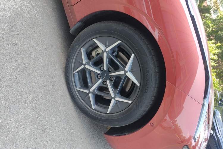 Used Lynk & Co Z10 2025 95 kWh 806 km Range Rear-Wheel Drive Advanced Driver-Assistance System Max Right Front Wheel Hub