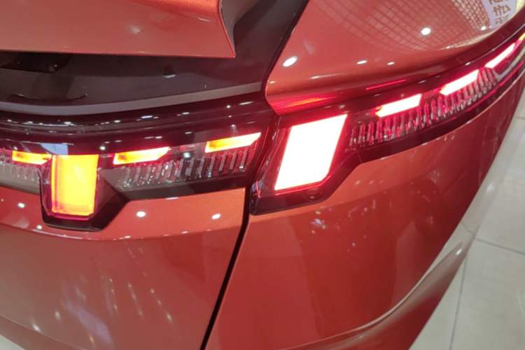 Used Lynk & Co Z10 2025 95 kWh 766 km Range Rear-Wheel Drive Max Right Rear Taillight