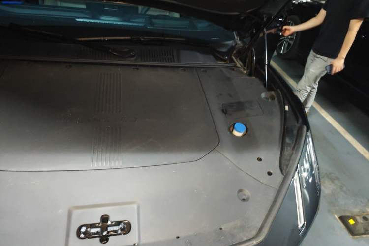 Used Lynk & Co Z10 2025 95 kWh 766 km Range Rear-Wheel Drive Max Engine Bay Left