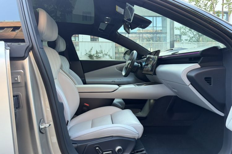 Used Lynk & Co Z10 2025 95 kWh 702 km All-Wheel Drive Intelligent Driving Ultra Interior 1