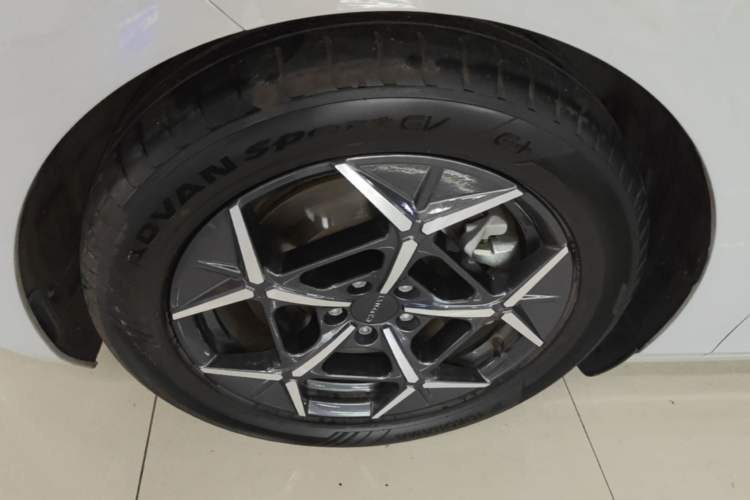 Used Lynk & Co Z10 2025 95 kWh 766 km Range Rear-Wheel Drive Max Left Front Wheel Hub