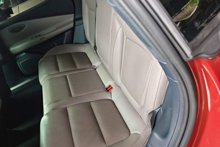 Used Lynk & Co Z10 2025 95 kWh 766 km Range Rear-Wheel Drive Max Left Rear Seat